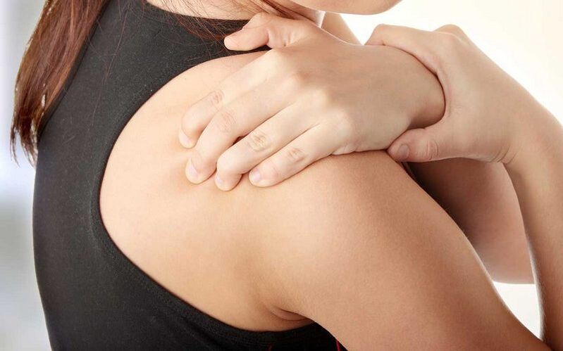 bol ispod lopatice s leđa